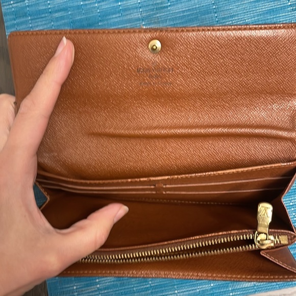 Louis Vuitton wallet in really good used condition comes with a plain non LV … - Picture 5 of 8